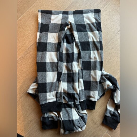 Old Navy Buffalo Plaid Christmas Onesie – Size 8 (Medium, Unisex) - Picture 3 of 4